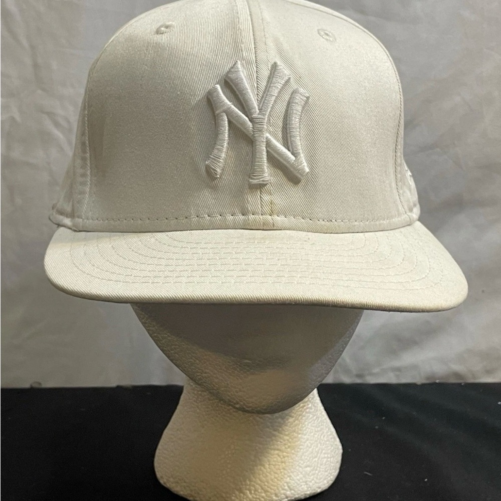 New Era 59Fifty Fitted Hat New York Yankees White Basic Whiteout Cap Size 7 1/2